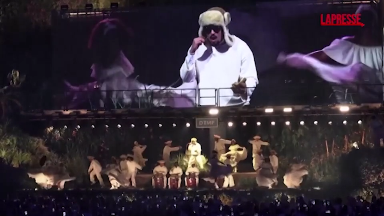Bad Bunny, show nella sua Porto Rico: è il primo di una serie storica di concerti Bad Bunny, show nella sua Porto Rico: è il primo di una serie storica di concerti