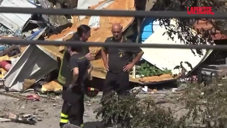 Milano, vigili del fuoco al lavoro per domare le fiamme in campo rom