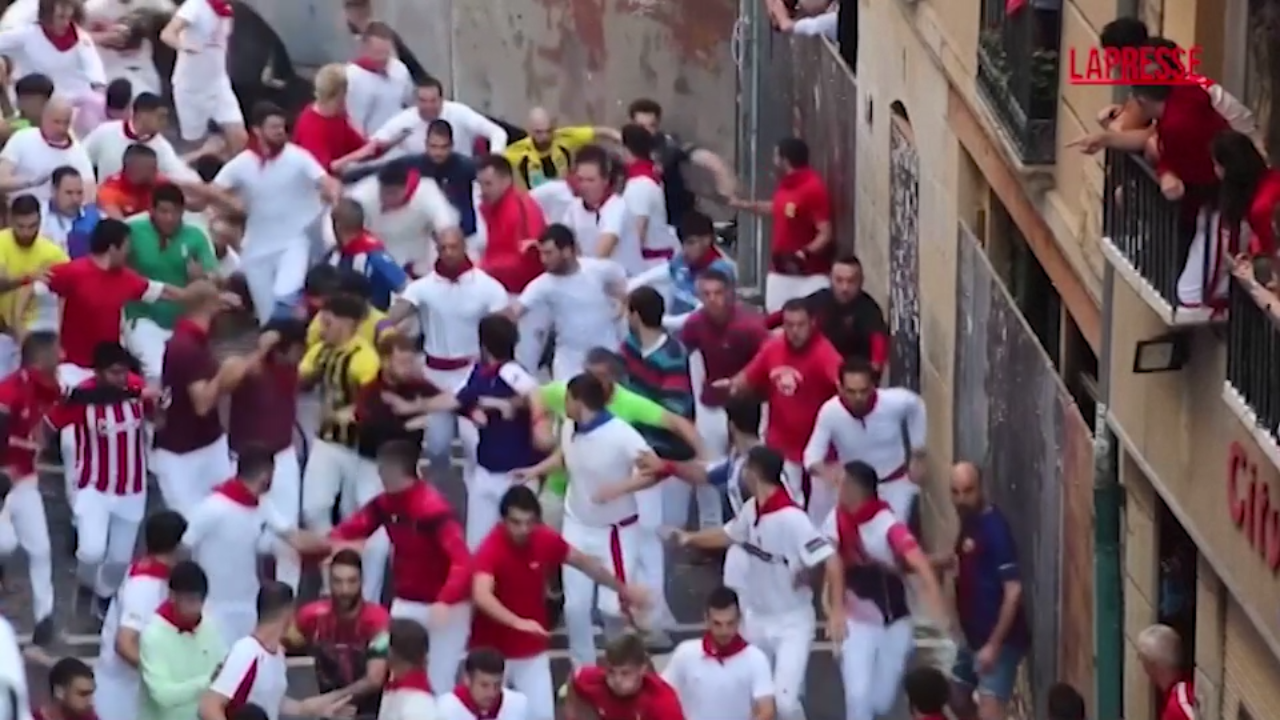 Pamplona, migliaia di persone alla corsa dei tori: almeno 6 portate in ospedale Pamplona, migliaia di persone alla corsa dei tori: almeno 6 portate in ospedale