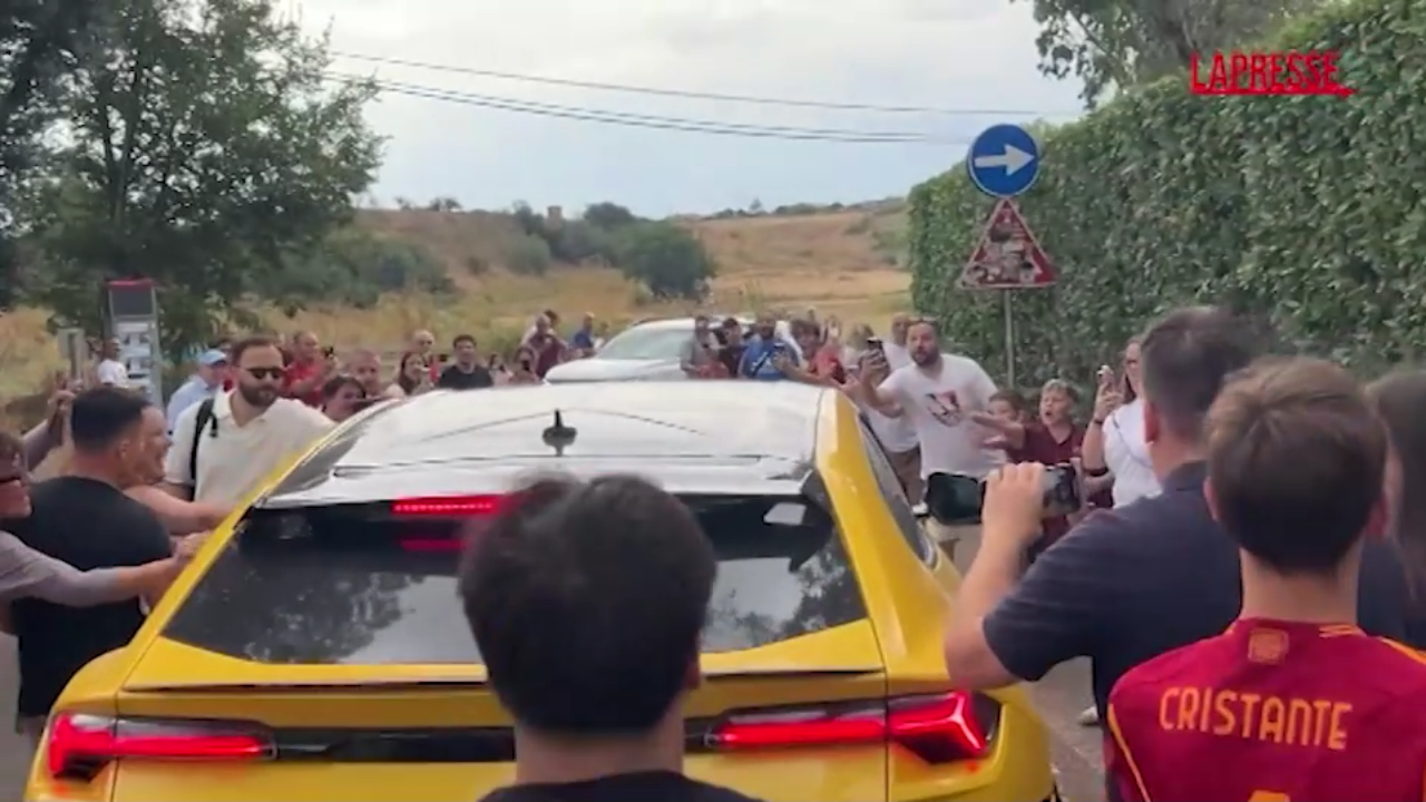 Tifosi in delirio per il primo giorno di raduno della Roma Tifosi in delirio per il primo giorno di raduno della Roma