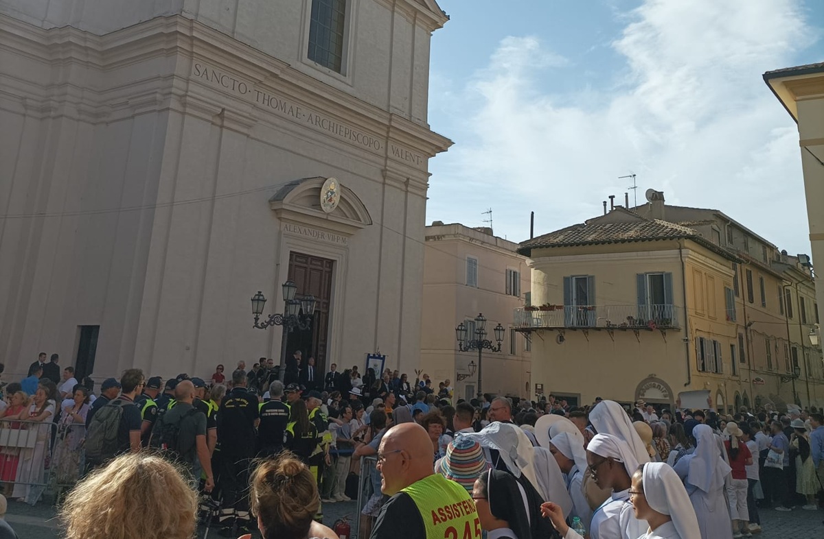 papa leone xiv folla a castel gandolfo per la messa