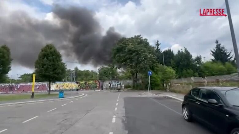 Milano, vasto incendio in zona Ortomercato di Calvairate