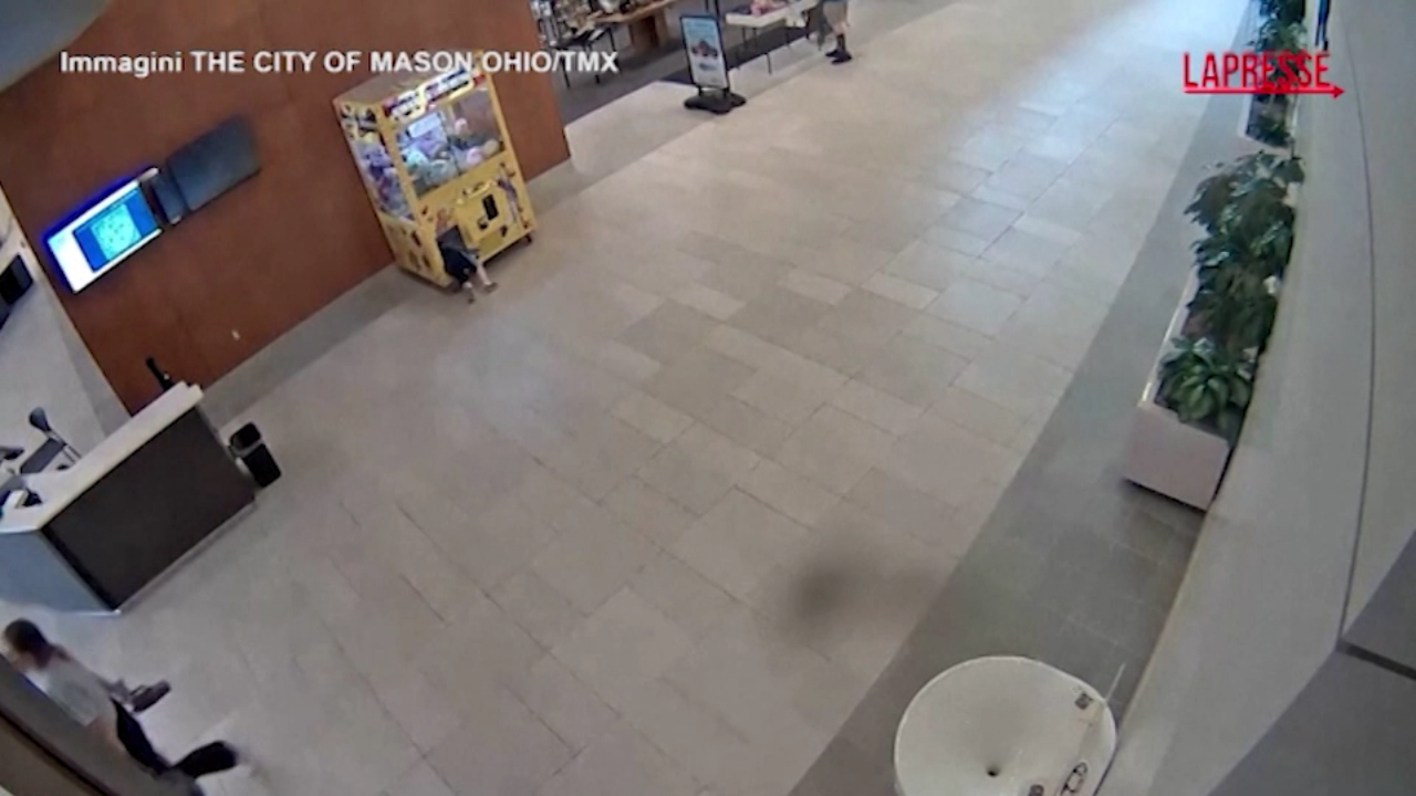 usa bimbo rimane intrappolato nella macchina acchiappa peluche