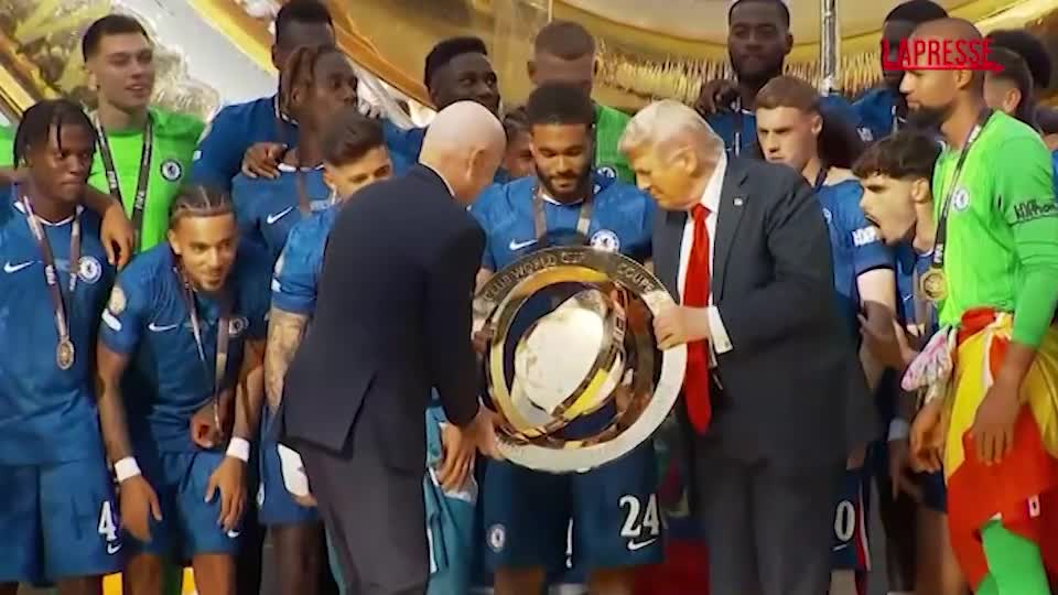 mondiale per club 2025 trump consegna il trofeo al chelsea campione