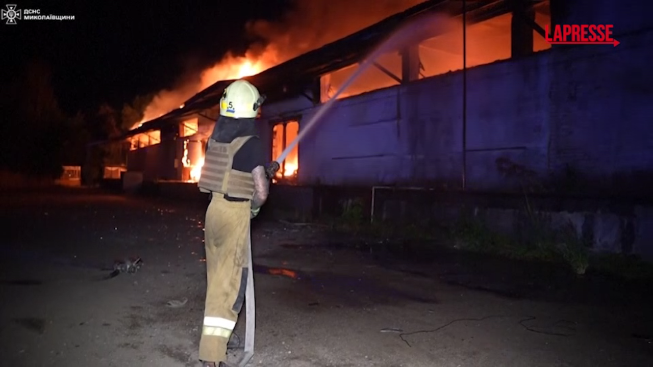 Ucraina, attacchi russi a Sumy e Mykolaiv: edifici in fiamme Ucraina, attacchi russi a Sumy e Mykolaiv: edifici in fiamme