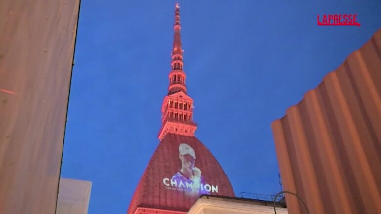 Wimbledon 2025, l'immagine di Sinner sulla Mole Antonelliana
