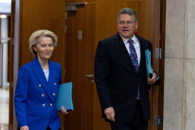 Dazi, von der Leyen per ora sospende le contromisure ma avverte: “Siamo pronti a reagire”