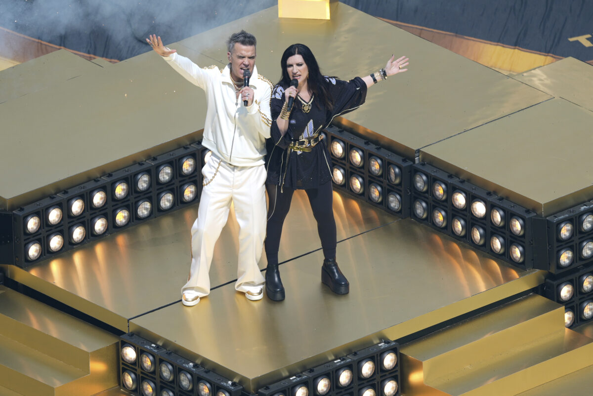 Galleria foto 'Mondiale club 2025, lo show di Laura Pausini e Robbie Williams in 7 foto' - foto 2