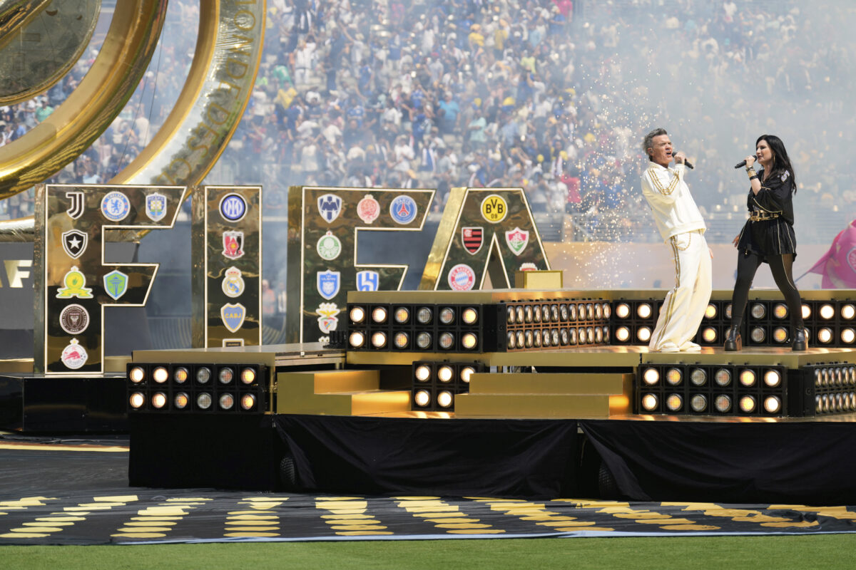 Galleria foto 'Mondiale club 2025, lo show di Laura Pausini e Robbie Williams in 7 foto' - foto 3