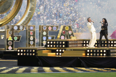 Mondiale club 2025, lo show di Laura Pausini e Robbie Williams in 7 foto -  B-Lab Live!