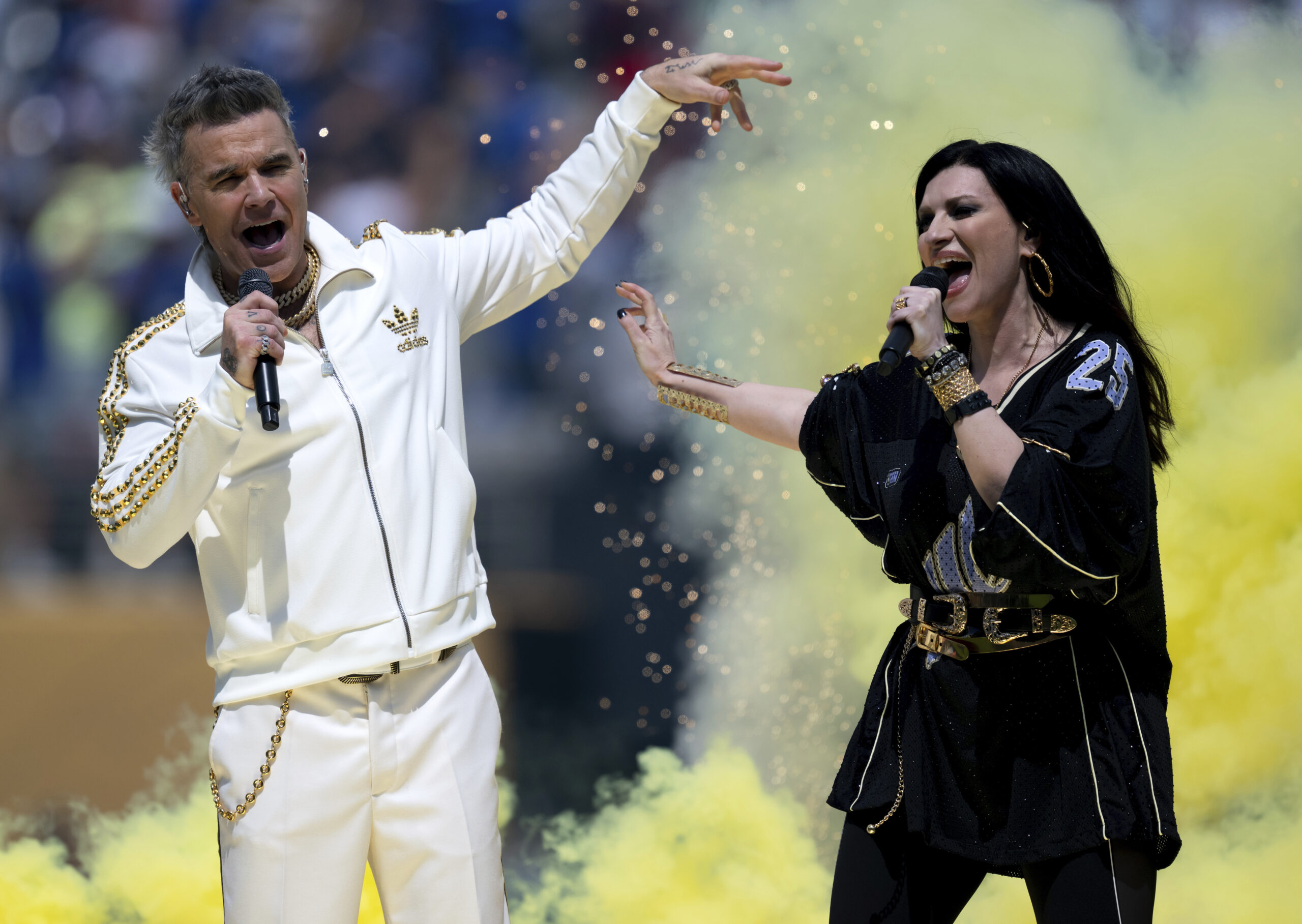 Mondiale club 2025, lo show di Laura Pausini e Robbie Williams in 7 foto