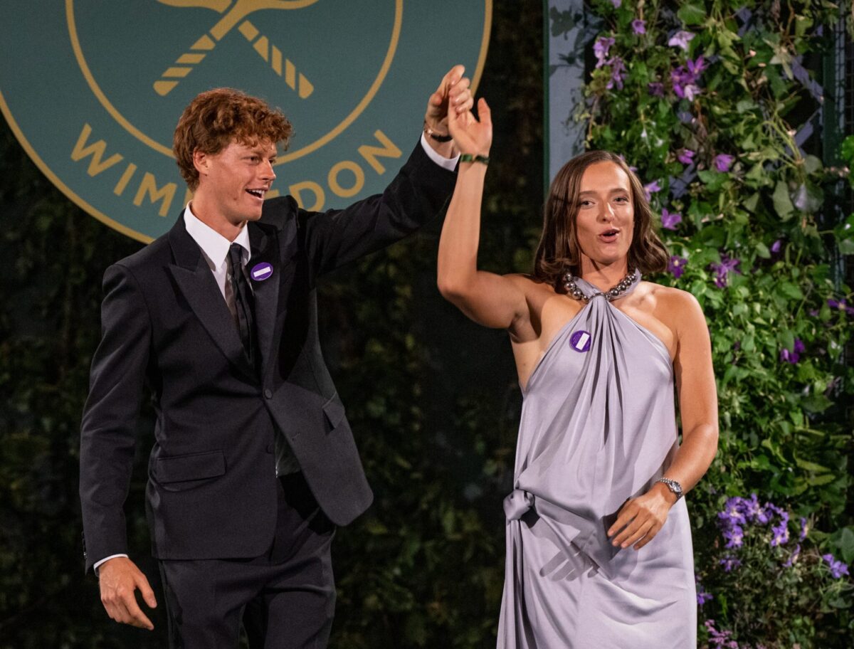 Wimbledon 2025, Sinner balla con Swiatek durante la serata di gala Wimbledon 2025, Sinner balla con Swiatek durante la serata di gala