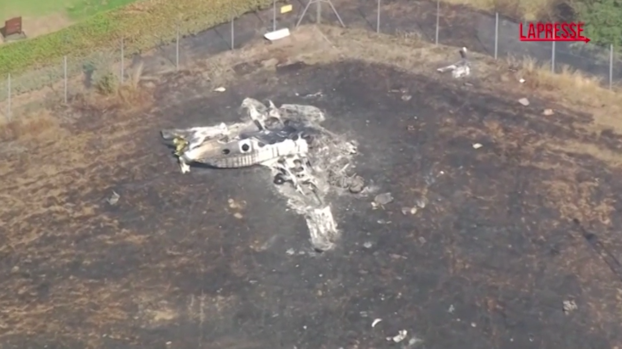 Regno Unito, piccolo aereo si schianta dopo il decollo: i resti del velivolo Regno Unito, piccolo aereo si schianta dopo il decollo: i resti del velivolo