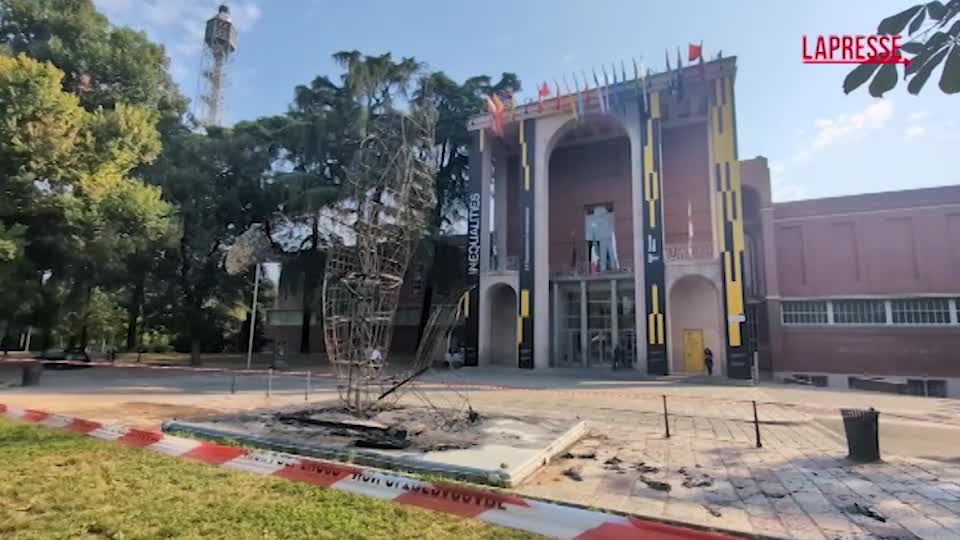 milano piromane in azione distrutta la balena di allegrucci davanti alla triennale