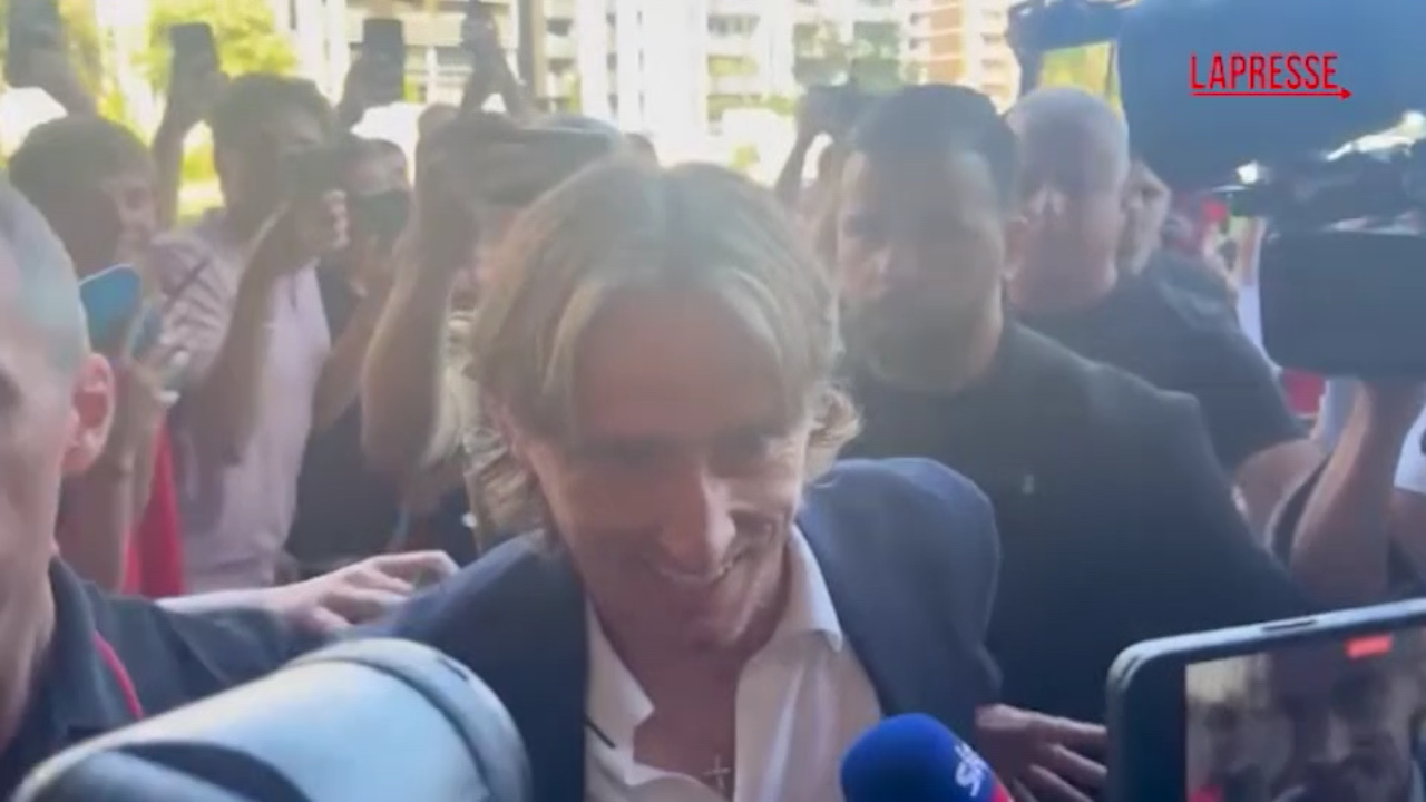 Calcio, bagno di folla per Modric a Casa Milan Calcio, bagno di folla per Modric a Casa Milan