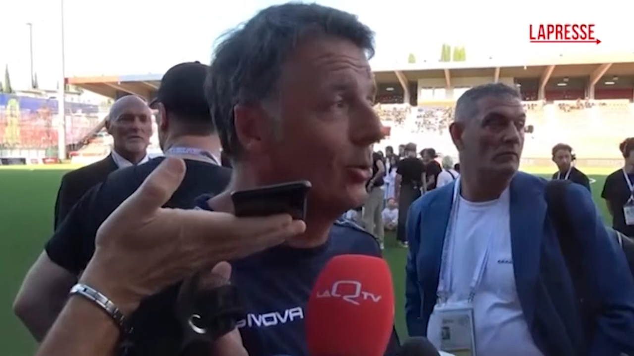 Partita del Cuore, Renzi scherza a bordo campo: “Non fatemi abbracciare La Russa”