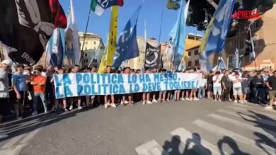 Lazio, corteo anti-Lotito: “La politica lo ha messo, la politica lo deve togliere”