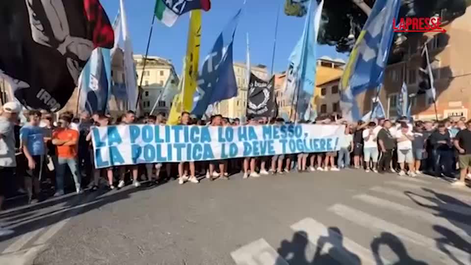 Lazio, corteo anti Lotito: “La politica lo ha messo, la politica lo deve togliere” Lazio, corteo anti Lotito: “La politica lo ha messo, la politica lo deve togliere”