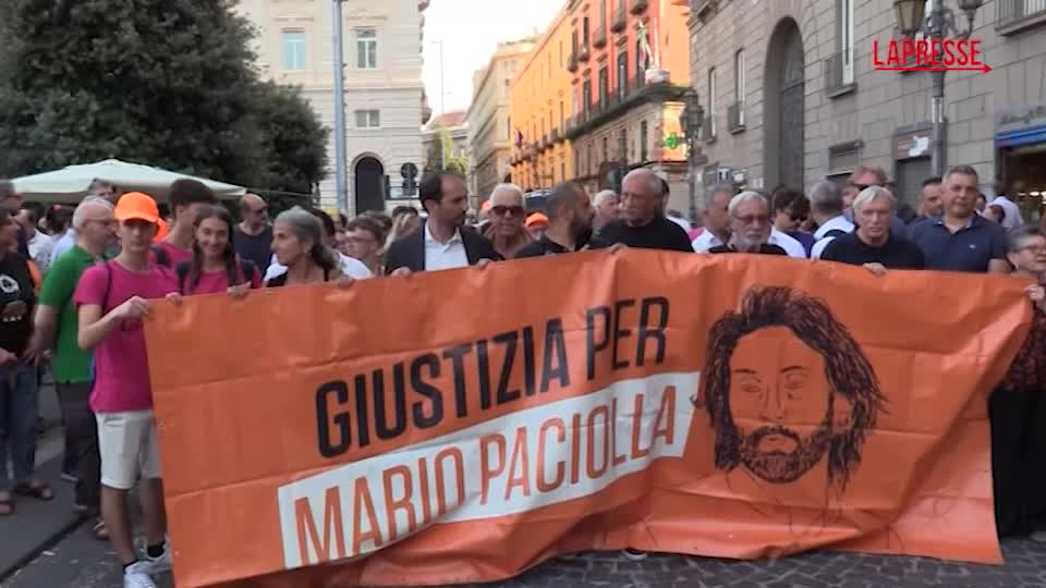 Napoli, corteo per Mario Paciolla. I genitori: "Andremo avanti" Napoli, corteo per Mario Paciolla. I genitori: "Andremo avanti"