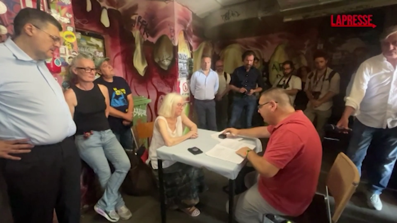 Milano, sgombero del Leoncavallo rinviato al 9 settembre: proprietari chiedono forza pubblica Milano, sgombero del Leoncavallo rinviato al 9 settembre: proprietari chiedono forza pubblica