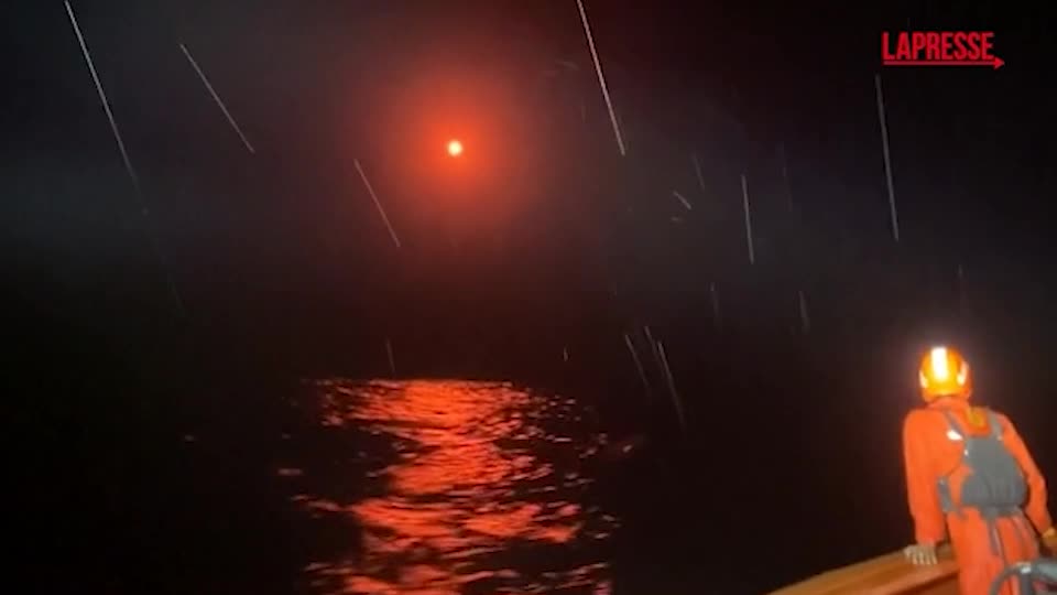 Indonesia, motoscafo si ribalta nel mare agitato: 11 dispersi, le immagini delle ricerche Indonesia, motoscafo si ribalta nel mare agitato: 11 dispersi, le immagini delle ricerche