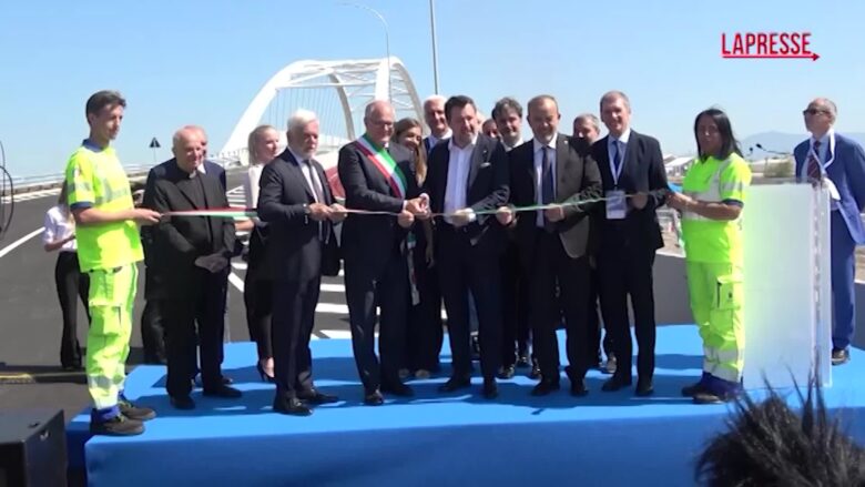 Salvini inaugura un nuovo ponte a Tor Vergata, ma non tutti i residenti sono contenti