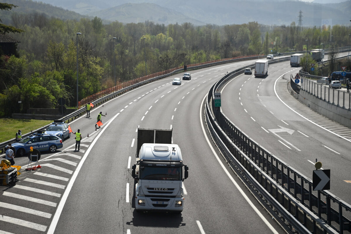 Firenze, scontro in A1 tra auto e tir: tre morti Firenze, scontro in A1 tra auto e tir: tre morti