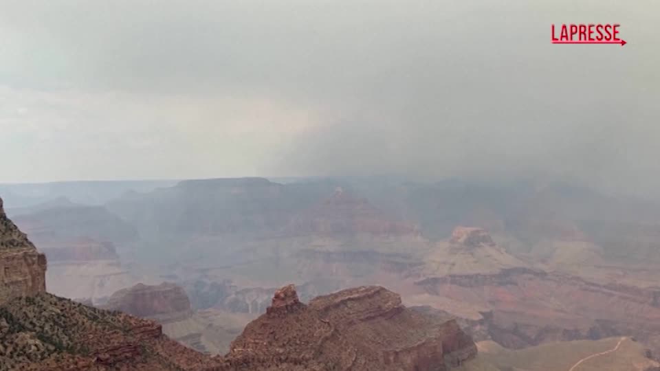 arizona un incendio distrugge lo storico grand canyon lodge le immagini dei roghi