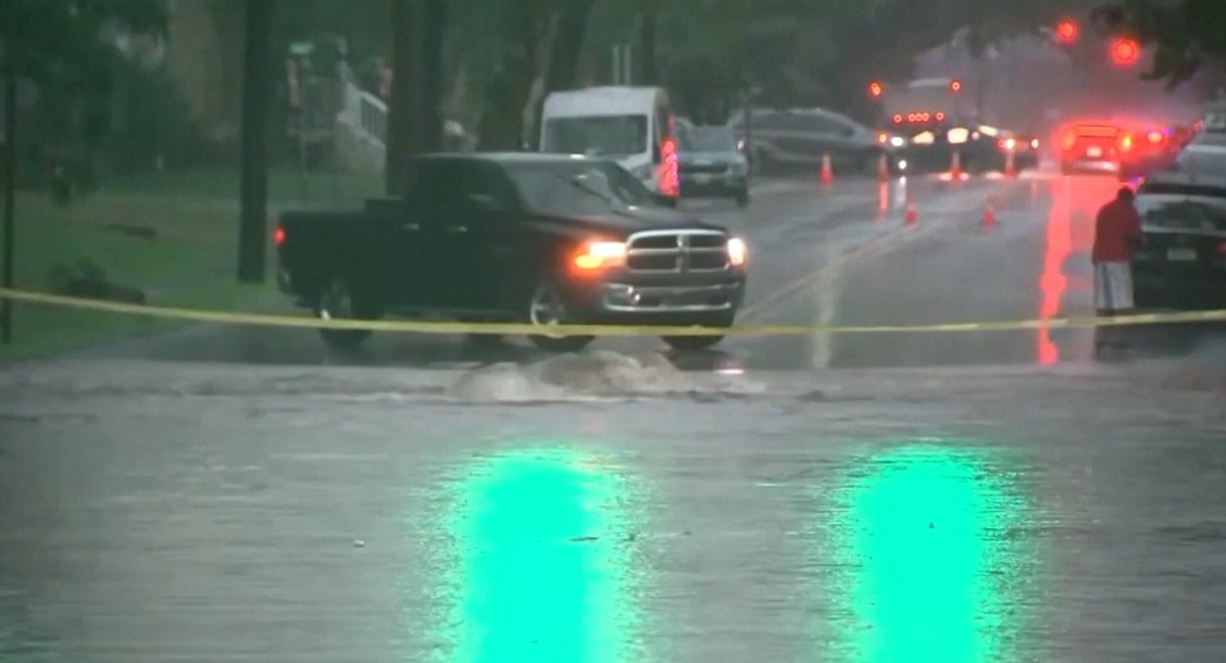 Tempesta su New York, metro bloccata e strade inondate Tempesta su New York, metro bloccata e strade inondate