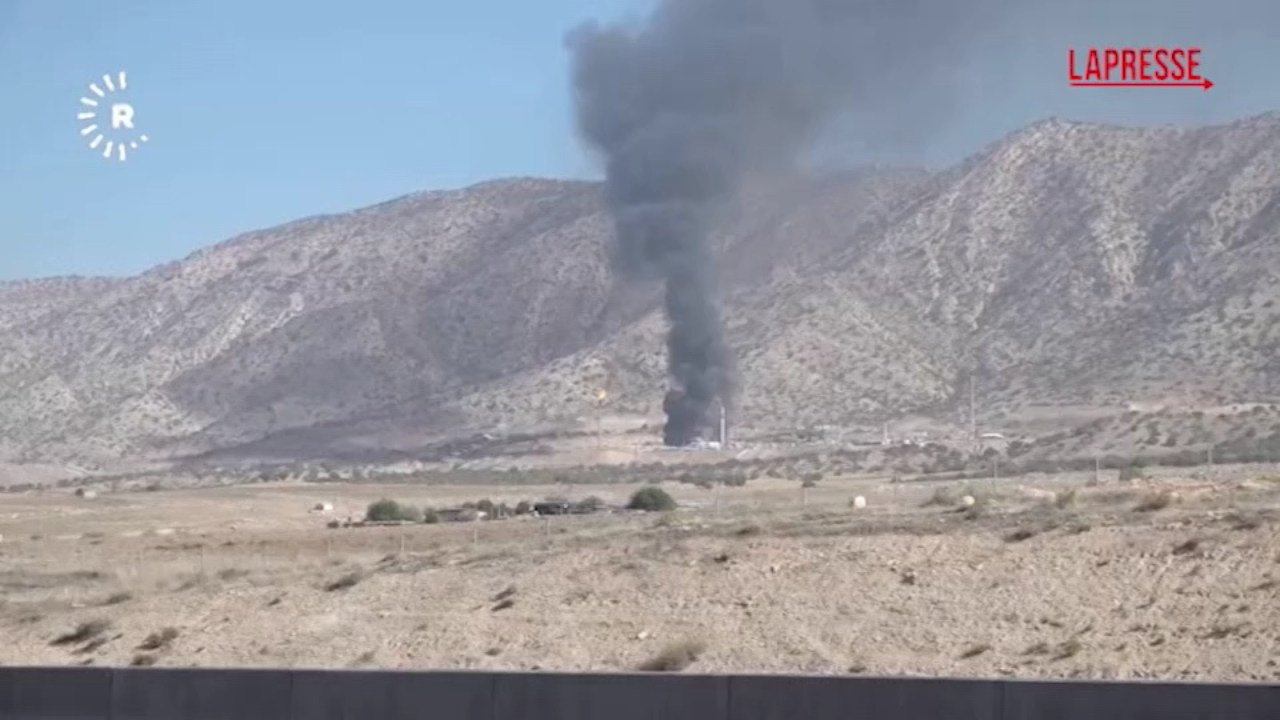 iraq droni prendono di mira giacimento petrolifero si alza una colonna di fumo nero