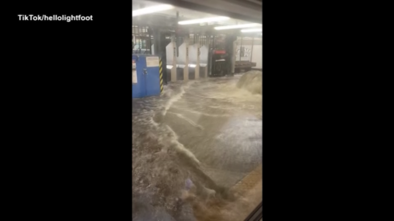 Alluvione New York, l'acqua invade la metropolitana