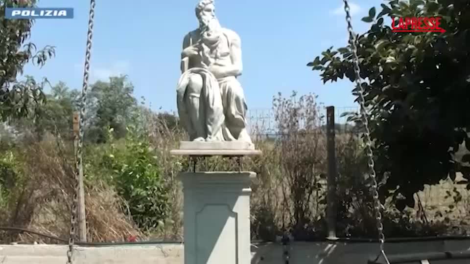 Gioia Tauro, 30 chili di cocaina nascosti dentro una statua: il video della polizia Gioia Tauro, 30 chili di cocaina nascosti dentro una statua: il video della polizia