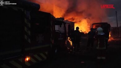 Ucraina, droni russi attaccano la città di Vinnytsia: le immagini dei soccorsi