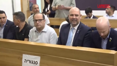 Israele, Netanyahu in aula per le accuse di corruzione, in strada i suoi contestatori: le immagini