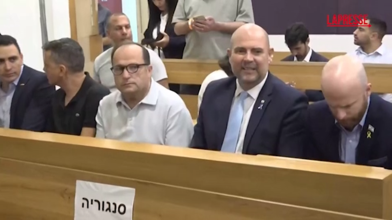 israele netanyahu in aula per le accuse di corruzione in strada i suoi contestatori le immagini