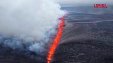 Islanda, la nuova eruzione sulla penisola di Reykjanes: si apre un crepaccio di fuoco