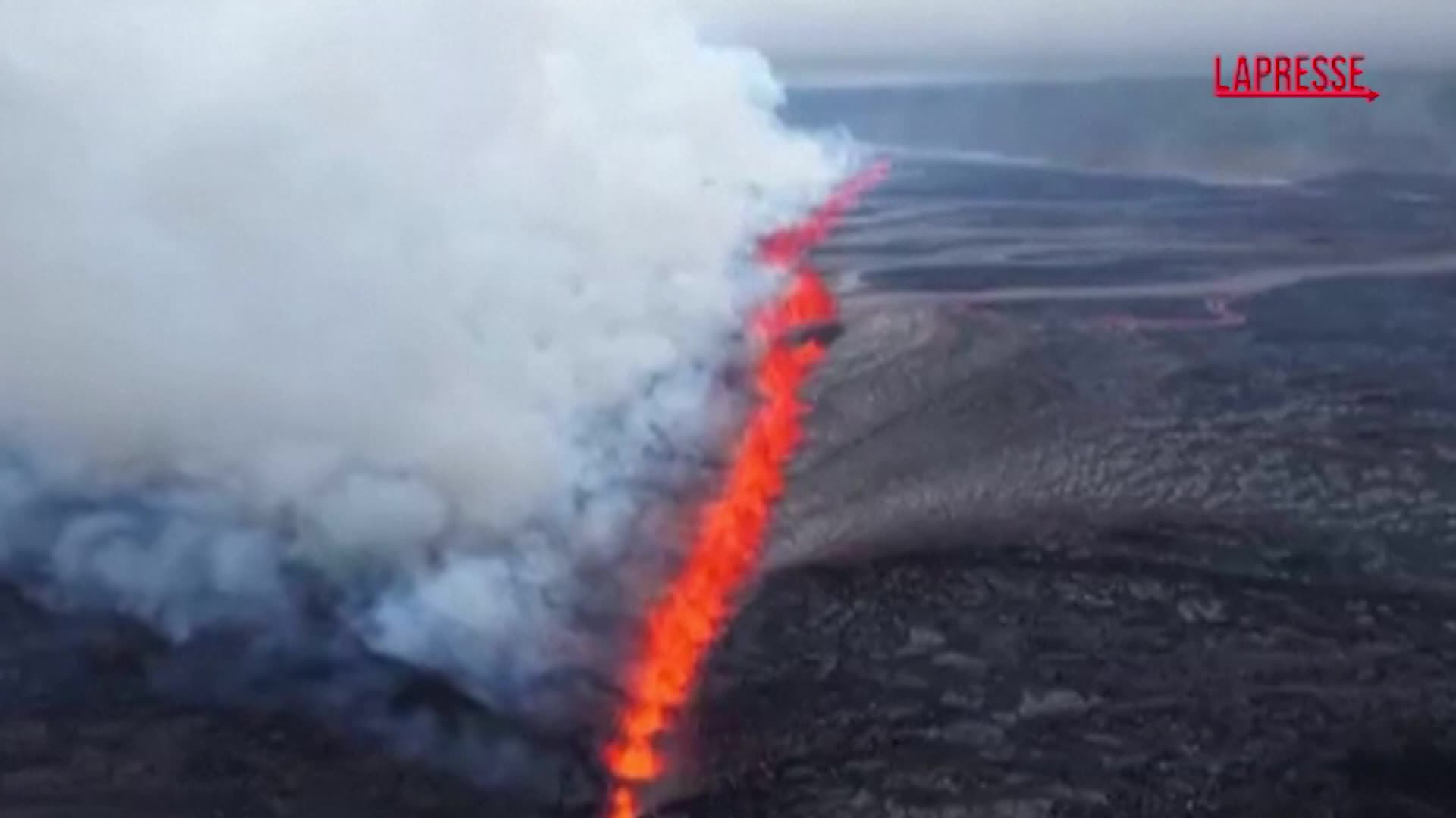 Islanda, la nuova eruzione sulla penisola di Reykjanes: si apre un crepaccio di fuoco