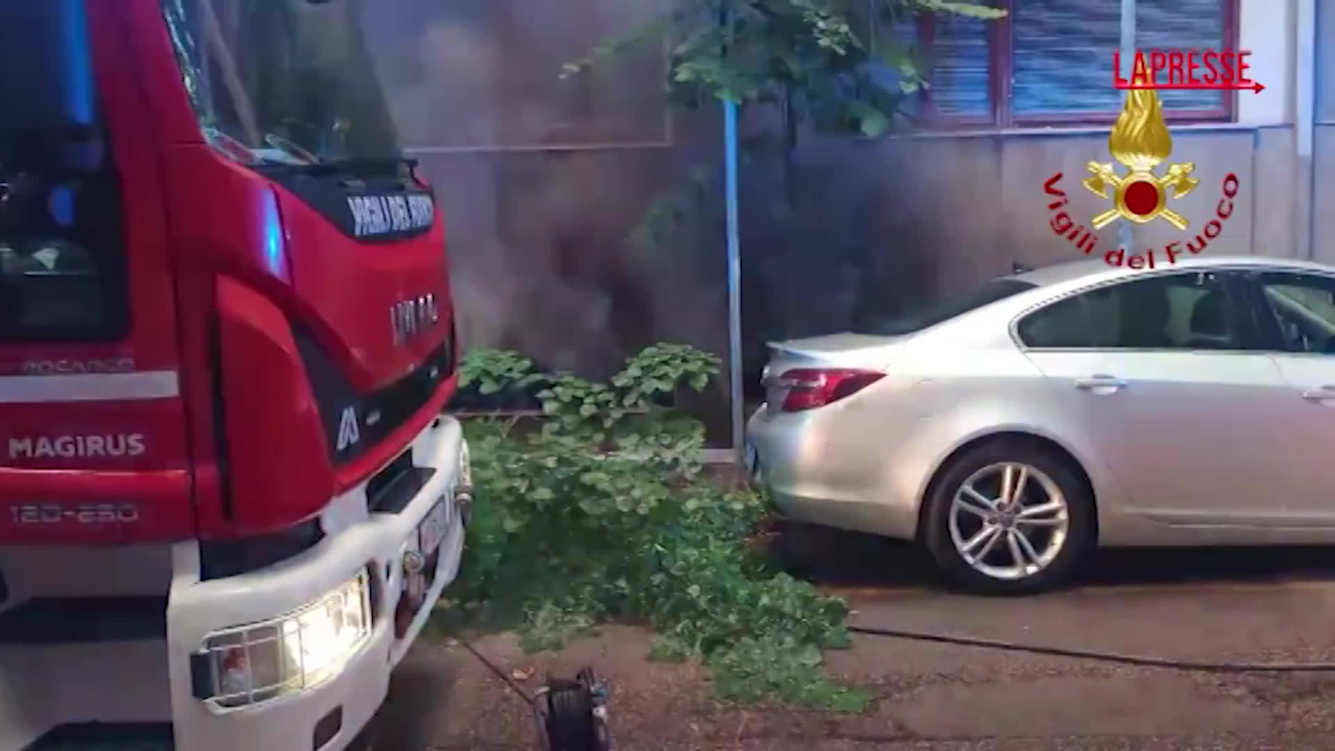 Pesaro, incendio via Vanzolini: fiamme dal garage Pesaro, incendio via Vanzolini: fiamme dal garage