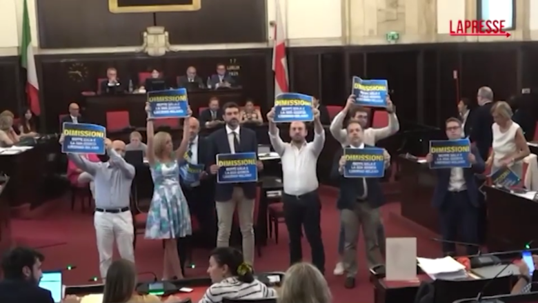 Inchiesta urbanistica Milano, tensione in Consiglio comunale: cartelli contro Sala