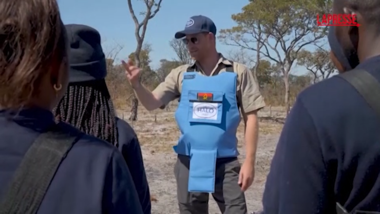 Principe Harry come la madre Diana attraversa un campo minato in Angola