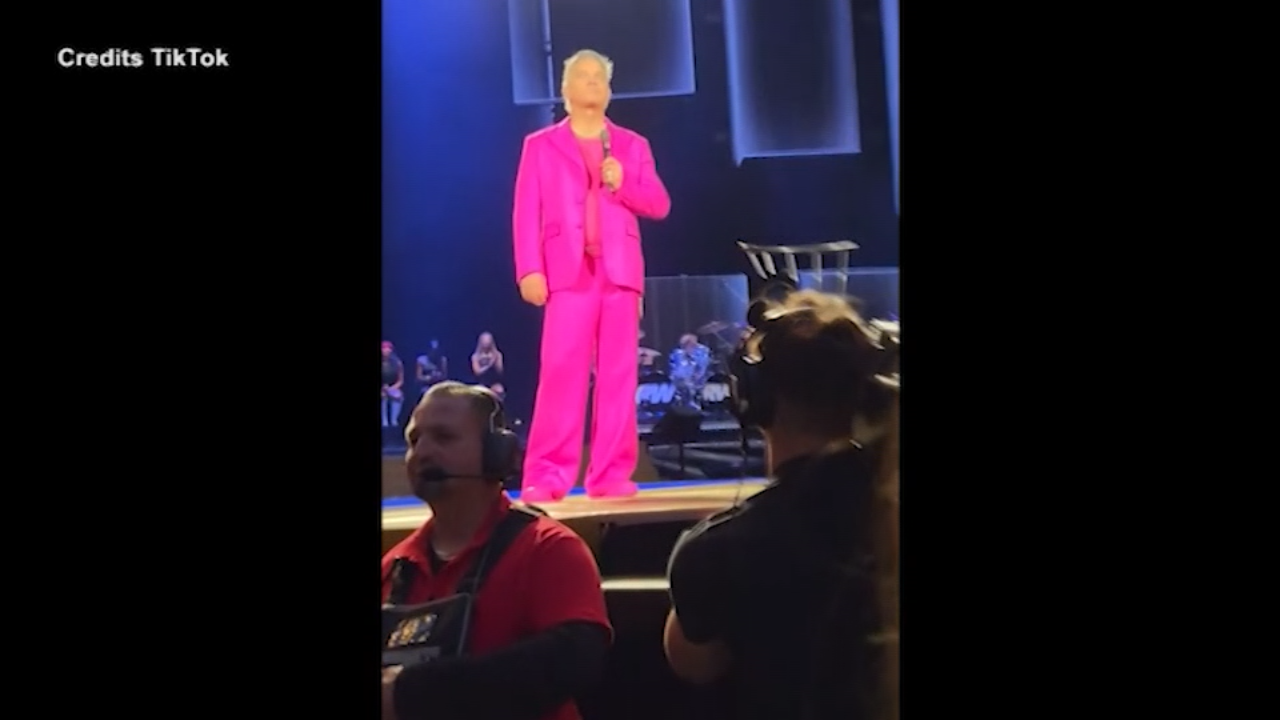 Robbie Williams parla dei genitori malati e commuove il pubblico Robbie Williams parla dei genitori malati e commuove il pubblico