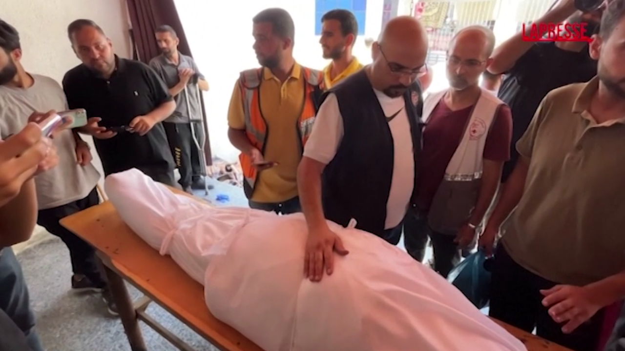 Gaza, raid israeliano colpisce la chiesa cattolica: le immagini dei soccorsi ai feriti Gaza, raid israeliano colpisce la chiesa cattolica: le immagini dei soccorsi ai feriti