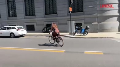 Inchiesta urbanistica a Milano, assessori Romani e Granelli lasciano  in bici Palazzo Marino