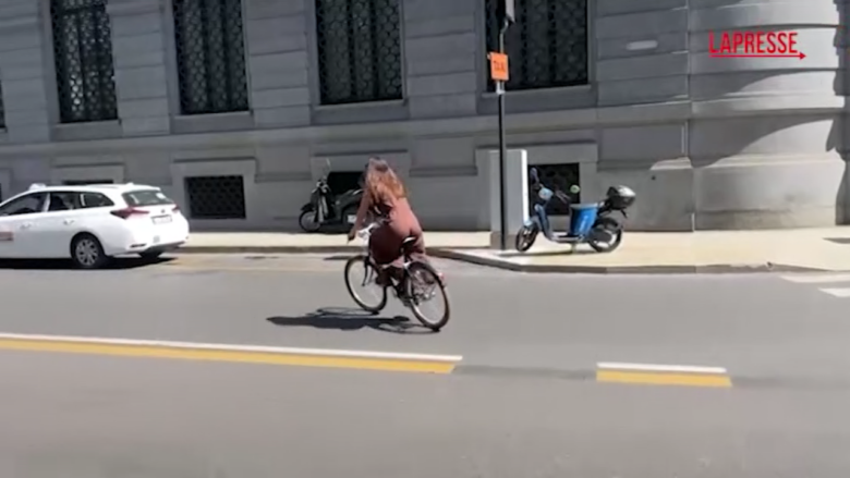 Inchiesta urbanistica a Milano, assessori Romani e Granelli lasciano  in bici Palazzo Marino