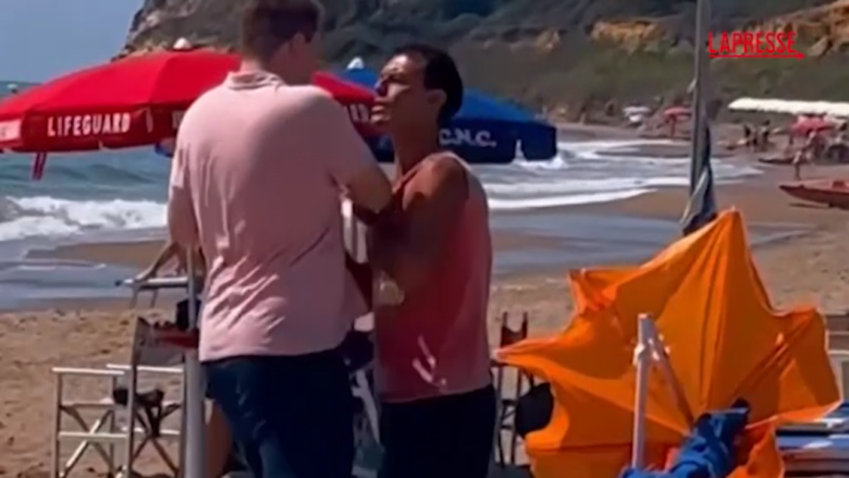 Rimuove cartello 'spiaggia privata', Hallissey (+Europa) aggredito a Lavinio