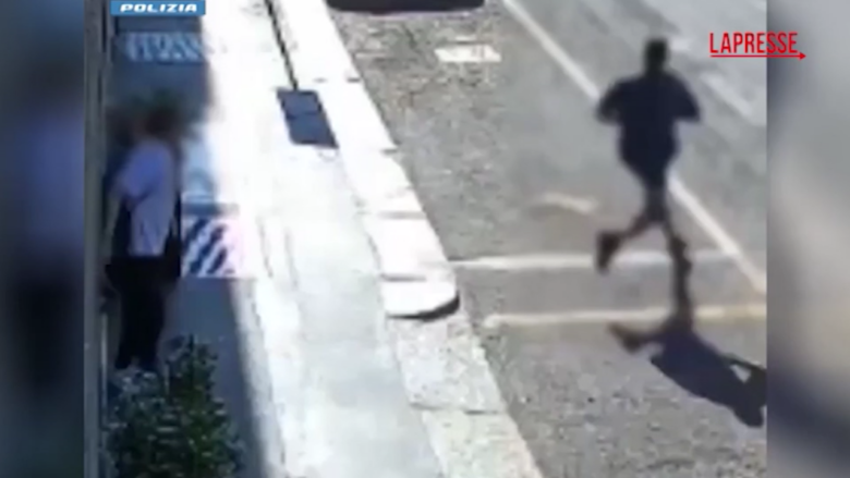 Milano, scippa orologio da 300mila euro e scappa: le immagini del colpo