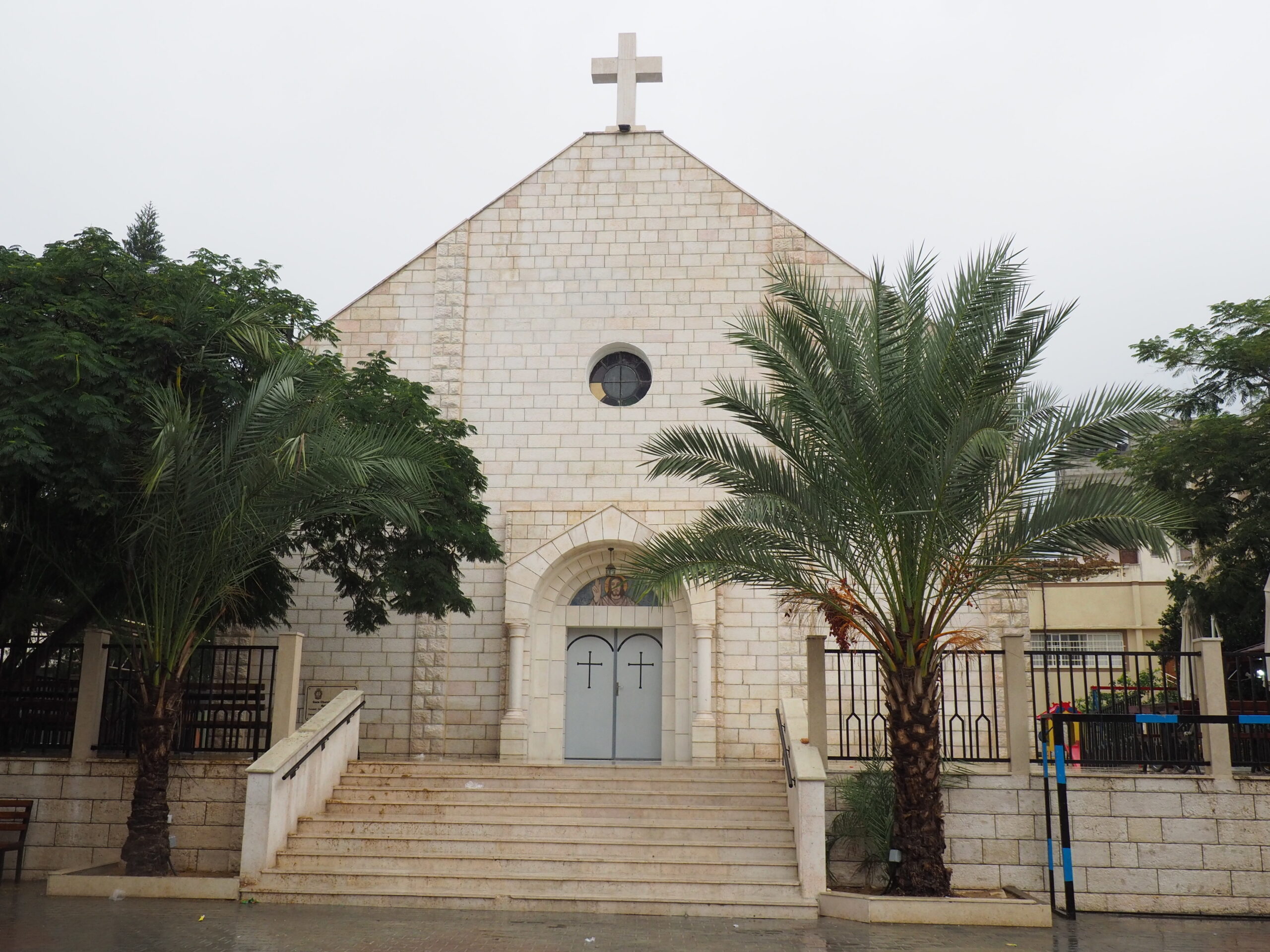 Gaza, Israele colpisce una chiesa: 3 morti. Ferito Padre Romanelli