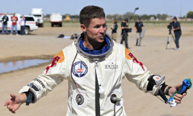 Morto Felix Baumgartner, il base jumper dei record: si è schiantato con il parapendio