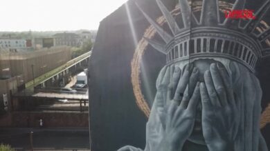 Francia, murale contro Trump: la Statua della Libertà con gli occhi coperti