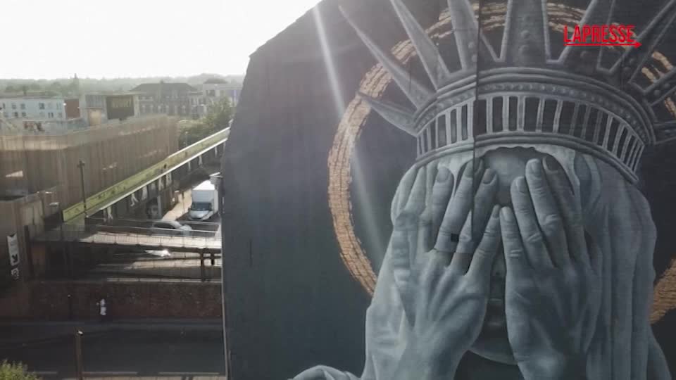 Francia, murale contro Trump: la Statua della Libertà con gli occhi coperti Francia, murale contro Trump: la Statua della Libertà con gli occhi coperti